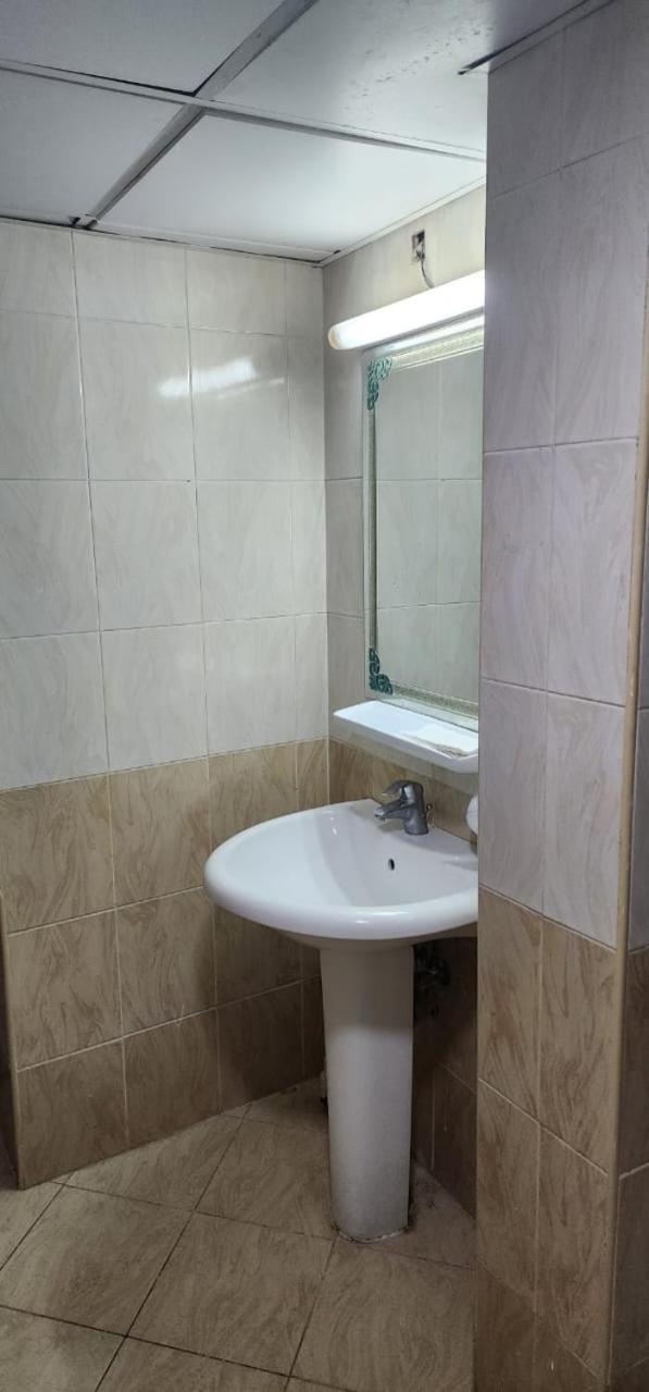 Sharing Motel Rooms Abu Dzabi Kültér fotó